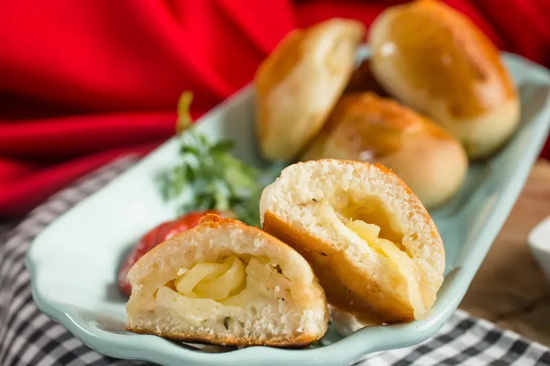 Esfiha de queijo caipira